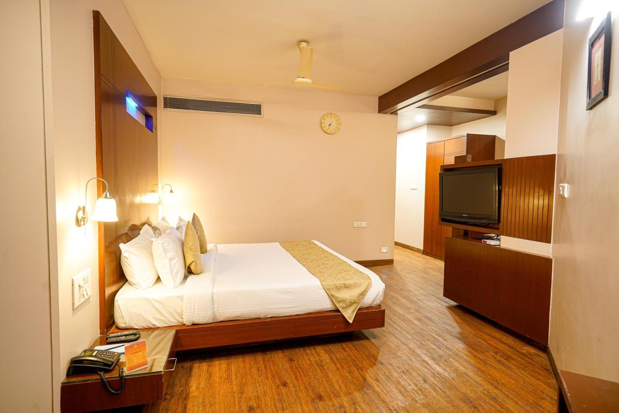 Hotel Mayura Райпур Екстер'єр фото